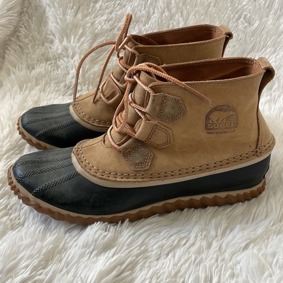 Sorel Out and About Waterproof Leather Ankle Boots size 8. Fit size 7 better. - Picture 3 of 9
